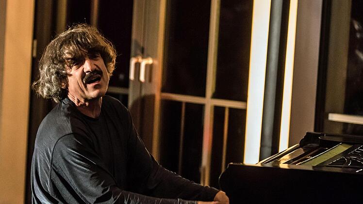 Bei seinem Coburg-Debüt begeisterte Thomas Scheytt mit Blues- und Boogie-Woogie-Klassikern, aber auch mit eigenen Stücken.Foto: Jochen Berger