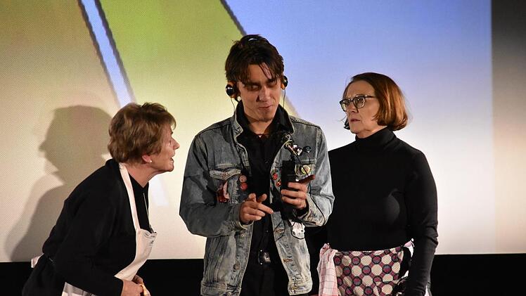 Der Zivi der Awo kommt zu spät, weil er lieber Walkman hört. Fotos: Uschi Prawitz