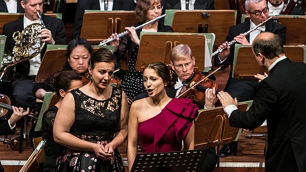 Enthusiastischen Beifall gab es f&uuml;r alle Mitwirkenden beim 33. Coburger Neujahrskonzert. Roland Kluttig dirigierte das Philharmonische Orchester, Solistinnen waren die Geigerin Megumi Ikeda und die S&auml;ngerinnen Kora Pavelic und Francesca Paratore. Die Moderation &uuml;bernahm Intendant Bernhard F. Loges.Foto: Jochen Berger