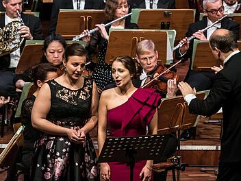 Enthusiastischen Beifall gab es für alle Mitwirkenden beim 33. Coburger Neujahrskonzert. Roland Kluttig dirigierte das Philharmonische Orchester, Solistinnen waren die Geigerin Megumi Ikeda und die Sängerinnen Kora Pavelic und Francesca Paratore. Die Moderation übernahm Intendant Bernhard F. Loges.Foto: Jochen Berger