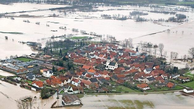 2003 wurde Klein-Augsfeld im Landkreis Ha&szlig;berge bei einem gro&szlig;en Main-Hochwasser f&uuml;r Tage zur Insel. Foto: Archiv