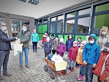 Eine Brotzeit spendierte Bürgermeister Alexander Wunderlich (links) den Hortkindern für ihre Flursäuberung; mit im Bild Erzieher Sebastian Winterstein