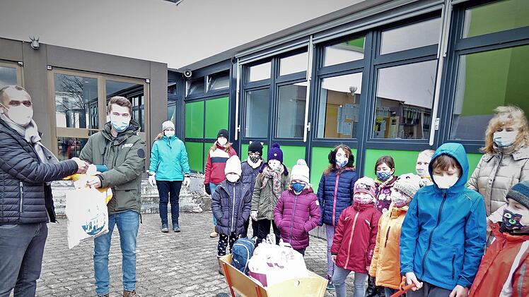 Eine Brotzeit spendierte Bürgermeister Alexander Wunderlich (links) den Hortkindern für ihre Flursäuberung; mit im Bild Erzieher Sebastian Winterstein