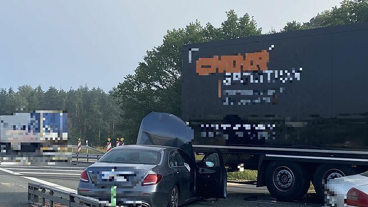 11 Verletzte bei Unfall auf der Autobahn: Lastwagen bricht durch die Mittelleitplanke