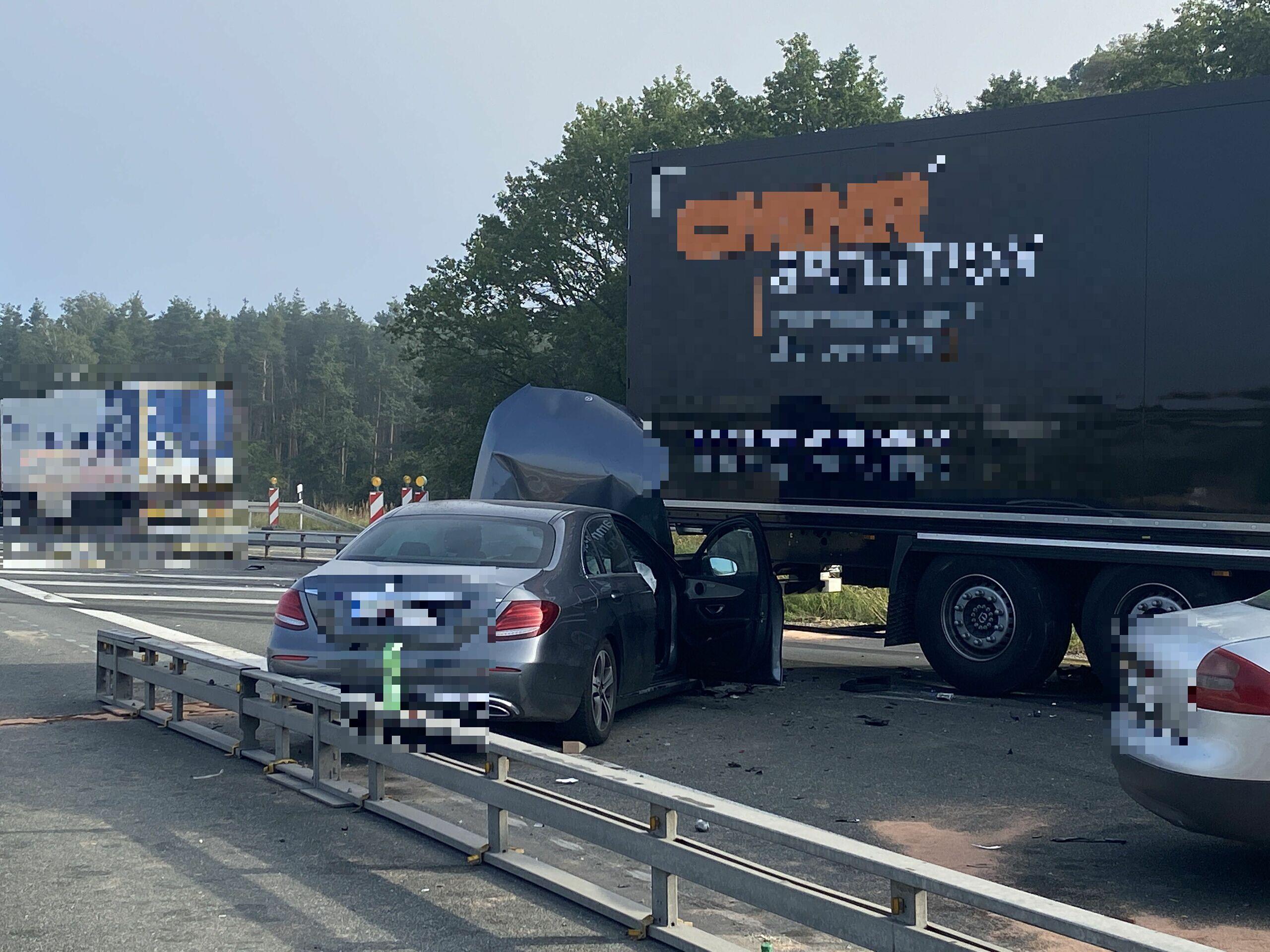 Lkw Durchbricht Mittelleitplanke Auf A3 Elf Verletzte Darunter Vier Kinder Bei Unfall Nahe Erlangen