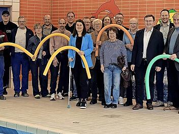 Die Mitglieder der Schulverbandsversammlung sowie Beteiligte der Sanierung des Hallenbads feiern die Er&ouml;ffnung.