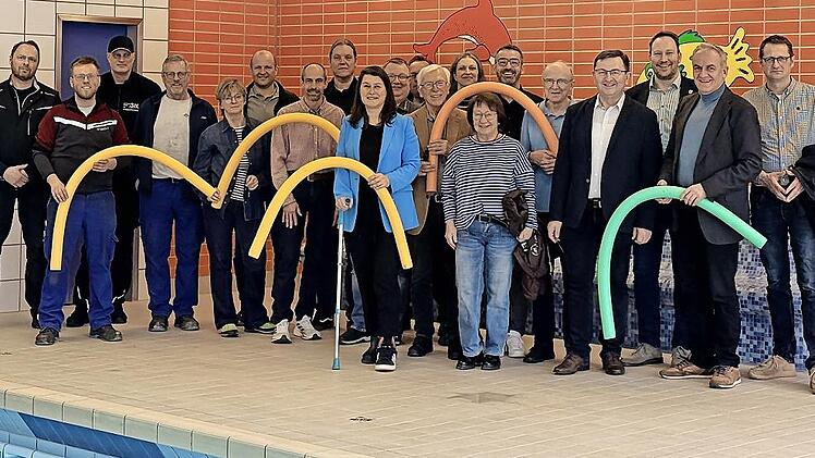 Die Mitglieder der Schulverbandsversammlung sowie Beteiligte der Sanierung des Hallenbads feiern die Er&ouml;ffnung.