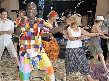 Der Höhepunkt des Afrikafestes im "Struwwelpeter" war der Tanzworkshop mit Issa Sow. Fotos: Sonja Adam