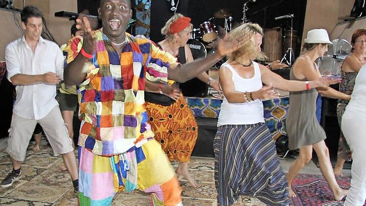 Der Höhepunkt des Afrikafestes im "Struwwelpeter" war der Tanzworkshop mit Issa Sow. Fotos: Sonja Adam
