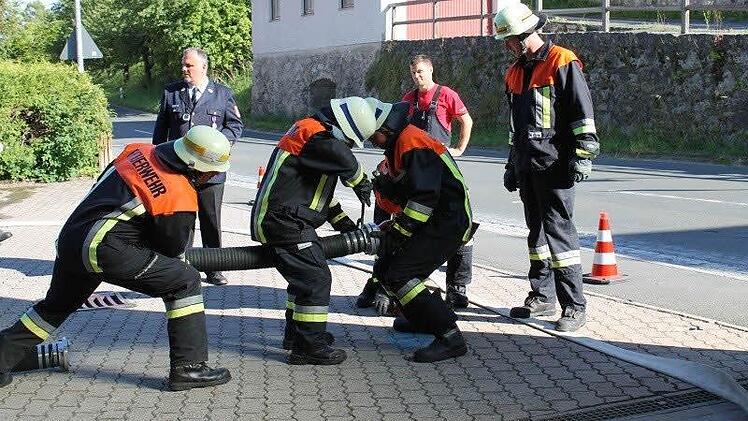 Die Egloffsteiner Feuerwehrleute hantieren an einem Schlauch.  Foto: FFW Egloffstein