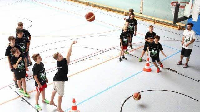 Im Sportteil der Veranstaltungsreihe "Brose Baskets meet Technik" lernten die Schüler wie man sicher Körbe wirft.