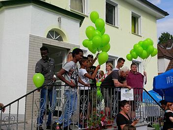 Grüne Luftballons als Zeichen der Hoffnung beim Nachbarschaftsfest des Heims für minderjährige unbegleitete Flüchtlinge Foto: Fritz Glock
