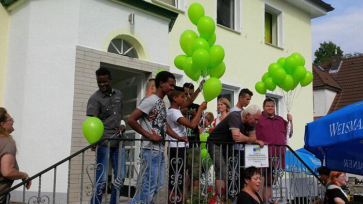 Grüne Luftballons als Zeichen der Hoffnung beim Nachbarschaftsfest des Heims für minderjährige unbegleitete Flüchtlinge Foto: Fritz Glock