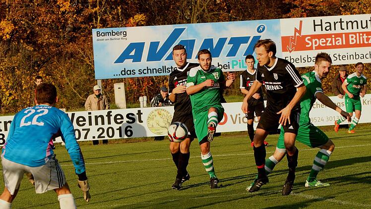 Glück haben hier die Sander, dass der Großbardorfer Stürmer (3. von links) den Ball neben den Pfostensetzt; von links FC -Keeper Simon Mai und die Sander Andre Schmitt und Markus Schnitzer.
