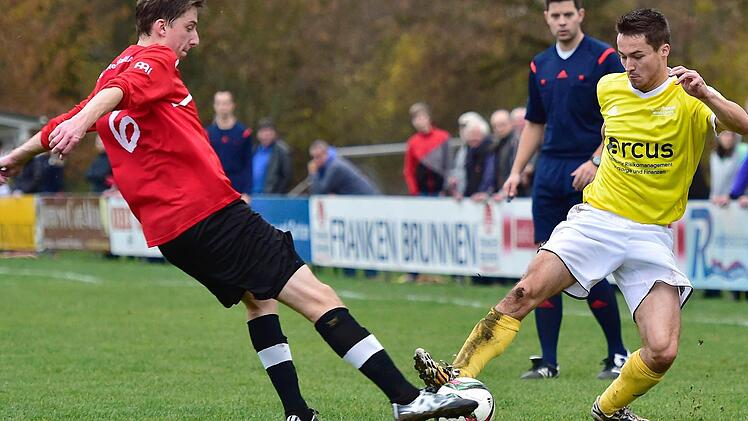 Auf die Abwehr um Dominik Kremer (rechts) baut der Ebensfelder Trainer Klaus Gunreben auch heute gegen den Tabellenzweiten FC Schweinfurt 05 II. Foto: Wolfgang Zink