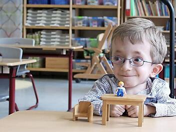 Timo ist mittendrin - ob beim Spielen mit seinen Klassenkameraden oder beim Lernen mit seiner Klassenlehrerin Kerstin Krampe-Hanstein. Und was er nicht kann, erledigt sein "Ersatzplaymobilmann" für ihn. Fotos: Christiane Lehmann