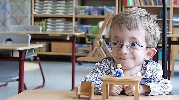Timo ist mittendrin - ob beim Spielen mit seinen Klassenkameraden oder beim Lernen mit seiner Klassenlehrerin Kerstin Krampe-Hanstein. Und was er nicht kann, erledigt sein "Ersatzplaymobilmann" für ihn. Fotos: Christiane Lehmann