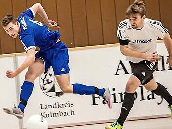 Der Rekordsieger ATS Kulmbach wartet seit 2003 auf einen Sieg bei der Hallenfußball-Stadtmeisterschaft. Bei der jüngsten Auflage scheiterte der Bezirksligist (hier beim Schuss Levin Pauli) im Halbfinale am späteren Turniersieger SSV Kasendorf (rechts Mathias Pistor). Foto: Alexander Muck