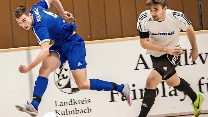Der Rekordsieger ATS Kulmbach wartet seit 2003 auf einen Sieg bei der Hallenfußball-Stadtmeisterschaft. Bei der jüngsten Auflage scheiterte der Bezirksligist (hier beim Schuss Levin Pauli) im Halbfinale am späteren Turniersieger SSV Kasendorf (rechts Mathias Pistor). Foto: Alexander Muck