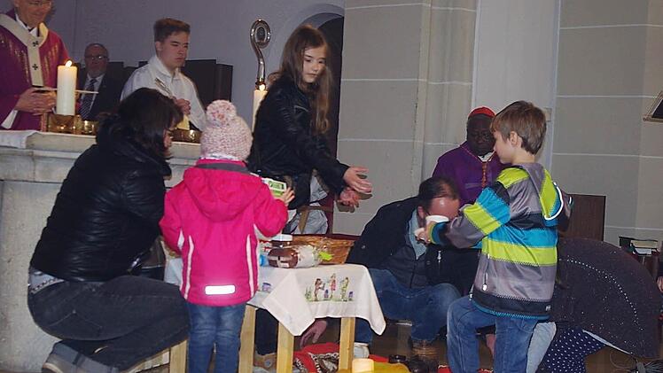 Jungen und Mädchen richteten symbolische Gaben vor dem Altar an.