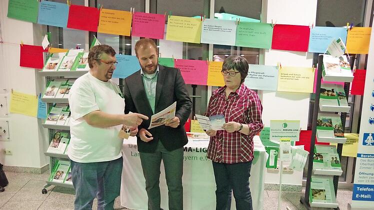 Die Rheuma-Liga Kronach unter Vorsitz von Otto Degenbeck (links) ist derzeit mit einem Infostand im Eingangsbereich der Helios-Frankenwaldklinik vertreten. Das Bild zeigt ihn mit Dr. Peter Anhut und Beisitzerin Roswitha Zwingmann.  Foto: Heike Sch&uuml;lein