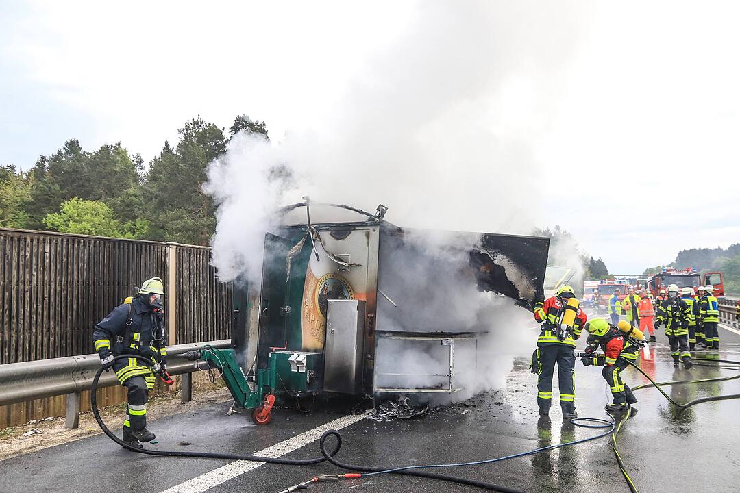 Bierausschank brennt auf A70 aus