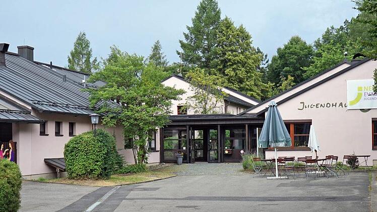 Seit 42 Jahren ist das bisherige Jugendhaus in Neukirchen ein fester Bestandteil in der Kommune. Der Gemeinderat Lautertal hofft auf den Zuschlag für den Standort Neukirchen zum Bau einer neuen Jugendbildungsstätte durch die evangelisch-lutherische Kirche in Oberfranken und sichert auch hier künftig seine volle Unterstützung zu. Foto: Andreas Herzog