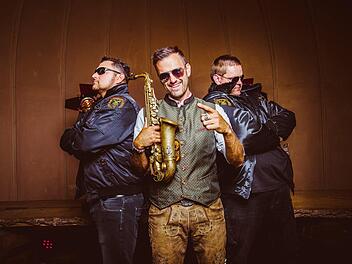 Da gibt's kein Halten: "Kapitän Holz" (Johannes Montag)     bringt normalerweise mit der "Endlich Kerwa Band" die Sandkerwa in Bamberg zum Brodeln. Nun steuert  er solo durchs Corona-Jahr. Foto: Manuel Ciccarelli/Copyright Pyromusic