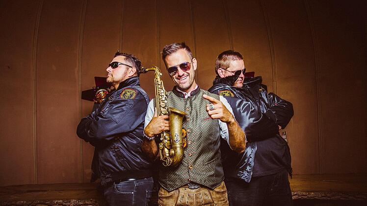 Da gibt's kein Halten: "Kapitän Holz" (Johannes Montag)     bringt normalerweise mit der "Endlich Kerwa Band" die Sandkerwa in Bamberg zum Brodeln. Nun steuert  er solo durchs Corona-Jahr. Foto: Manuel Ciccarelli/Copyright Pyromusic