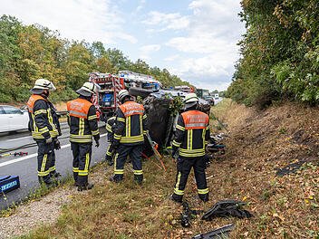 Kreis Forchheim: Fahrer verliert Kontrolle auf A73 und &uuml;berschl&auml;gt sich
