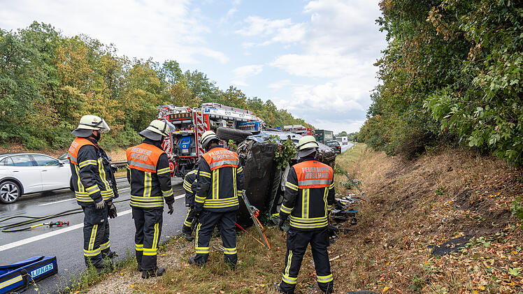 Verkehrsunfall nach Regenschauer: VW Caddy &uuml;berschl&auml;gt sich auf Regen nasser Fahrbahn
