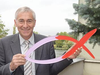 Dekan Hanspeter Kern freut sich auf besonders viele Wähler am Sonntag. Fotos: Elli Stühler