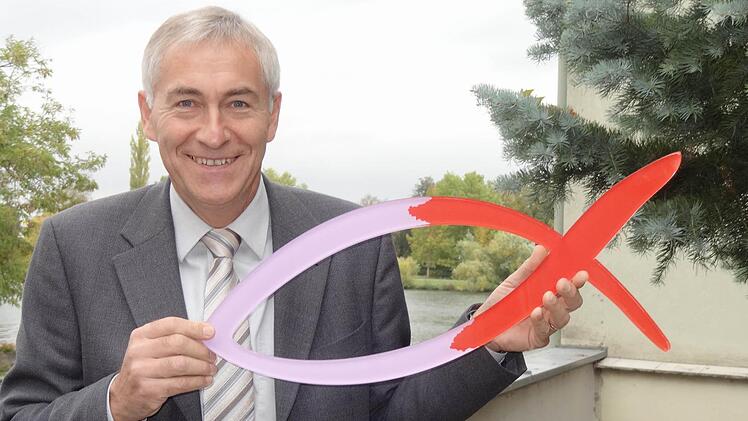 Dekan Hanspeter Kern freut sich auf besonders viele Wähler am Sonntag. Fotos: Elli Stühler