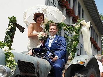 Michael und Lisa Glaser sind mit dem Bulldog am Standesamt in Hemhofen vorgefahren.  Fotos: Heike Reinersmann