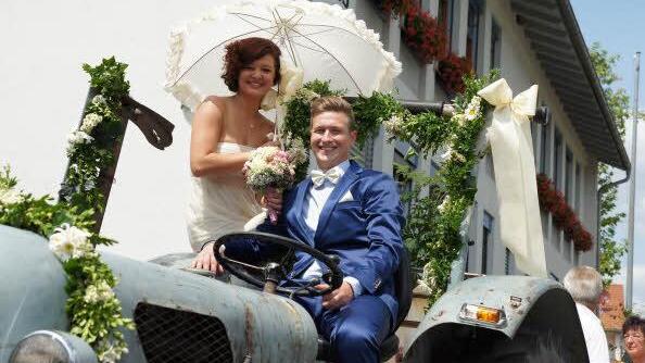 Michael und Lisa Glaser sind mit dem Bulldog am Standesamt in Hemhofen vorgefahren.  Fotos: Heike Reinersmann