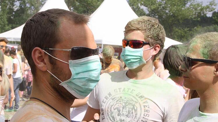 Diese Jungs sind gut gerüstet gegen das farbige Maispulver.