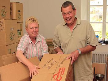 Ralph und Evelyn Meyer sind derzeit noch dabei, die Umzugskartons auszupacken. Ganz wichtig: das Futter für Hund Randy. Foto: Jürgen Gärtner