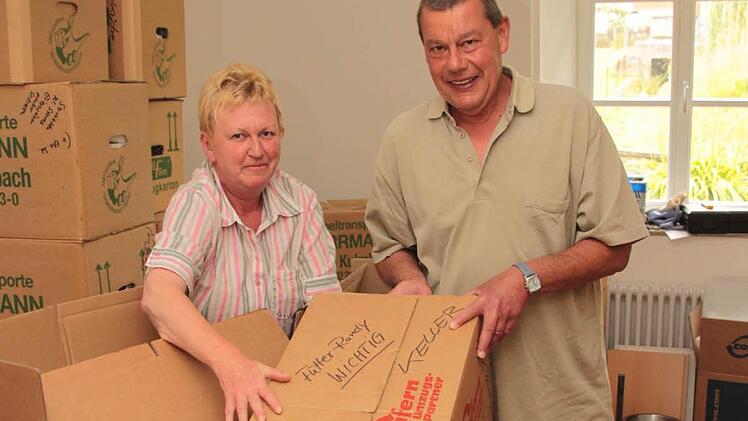 Ralph und Evelyn Meyer sind derzeit noch dabei, die Umzugskartons auszupacken. Ganz wichtig: das Futter für Hund Randy. Foto: Jürgen Gärtner