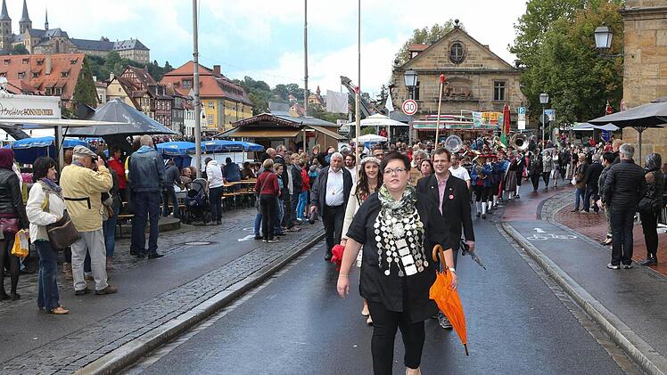 Die neue Sandschützenkönigin Simone Franke führte den Festzug zum 63. Fischerstechen an. Foto: RiegerPress