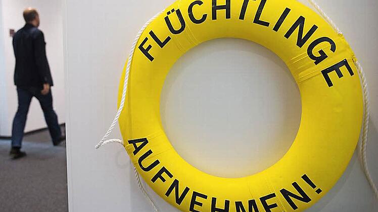 Mit einem Rettungsring macht die Menschenrechtsorganisation Amnesty International auf die Problematik aufmerksam. Foto: dpa