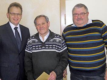 Von links: Zweiter Bürgermeister Bernd Rebhan, Ehrenmitglied Dietmar Fischer, Erster Vorstand Helmut Weidmann  Foto: Roland Stägemeier