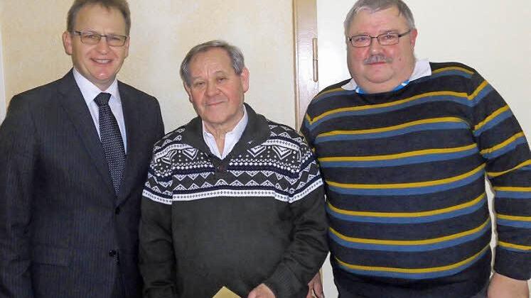 Von links: Zweiter Bürgermeister Bernd Rebhan, Ehrenmitglied Dietmar Fischer, Erster Vorstand Helmut Weidmann  Foto: Roland Stägemeier