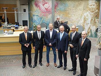 Jürgen Klubertanz, Michael Kaiser, Sebastian Hose, Hubert Schott, Rainer Geis, Roland Knoll arbeiten an einer gemeinsamen VR-Bank.Foto: Arkadius Guzy