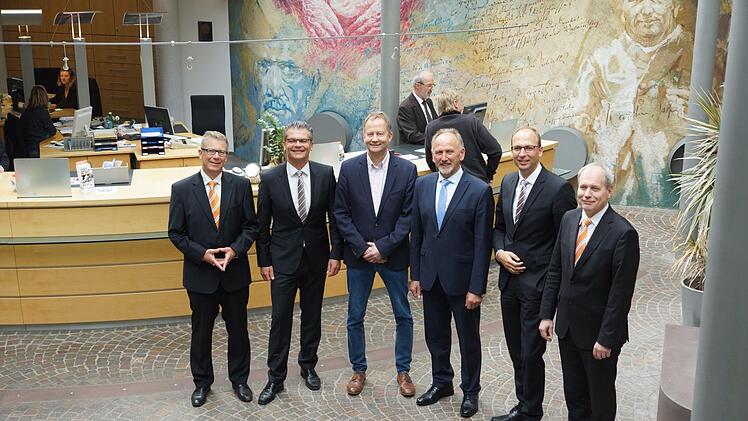 Jürgen Klubertanz, Michael Kaiser, Sebastian Hose, Hubert Schott, Rainer Geis, Roland Knoll arbeiten an einer gemeinsamen VR-Bank.Foto: Arkadius Guzy