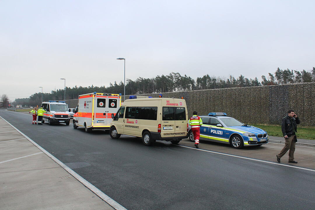Auf der A6 im Kreis Ansbach sind sechs Flüchtlinge in einem Lkw entdeckt worden. Die Männer hatten möglicherweise mehrere Tage kein Essen oder Trinken.