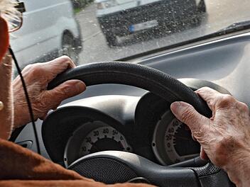 Ein Rentner hat in Coburg einen jungen Fu&szlig;g&auml;nger angefahren und Fahrerflucht begangen. Symbolfoto: Felix K&auml;stle/dpa