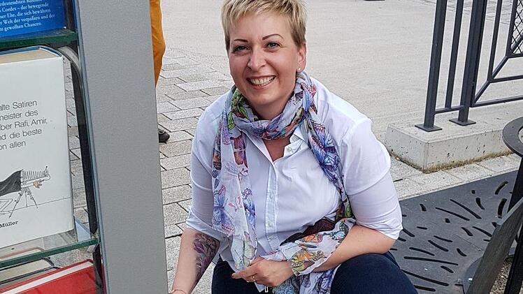Monika Stich beim Reinigen des Bücherschrankes.Manuela Trebes