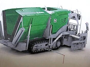 Ein solcher Raupen-Straßenfertiger soll den Straßenausbau und Sanierungen auf die Überholspur bringen. Im Werkausschuss erregte ein Antrag der CSU-Fraktion die Gemüter.  Foto: K.- H. Hofmann