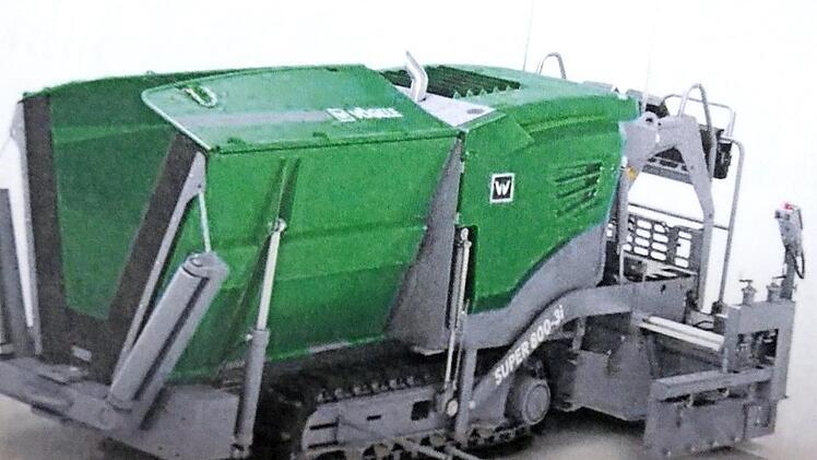Ein solcher Raupen-Straßenfertiger soll den Straßenausbau und Sanierungen auf die Überholspur bringen. Im Werkausschuss erregte ein Antrag der CSU-Fraktion die Gemüter.  Foto: K.- H. Hofmann