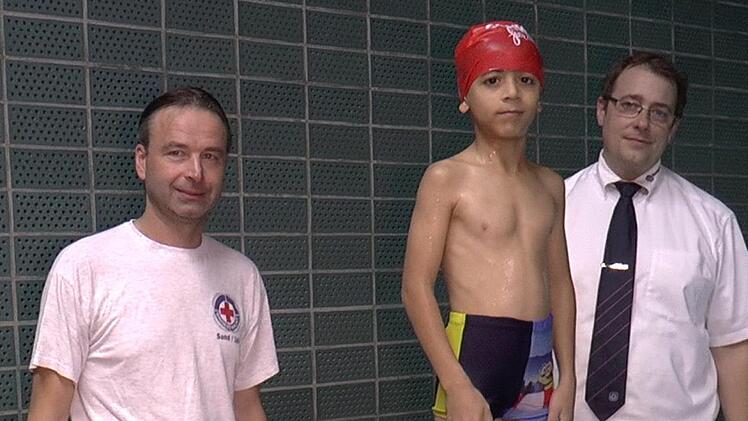 Manfred Bergmann (links) und Johannes Rennert (rechts) sind stolz auf den sechsjährigen Mohamad Althwini, der ein sehr guter Schwimmer mit viel Potenzial geworden ist.